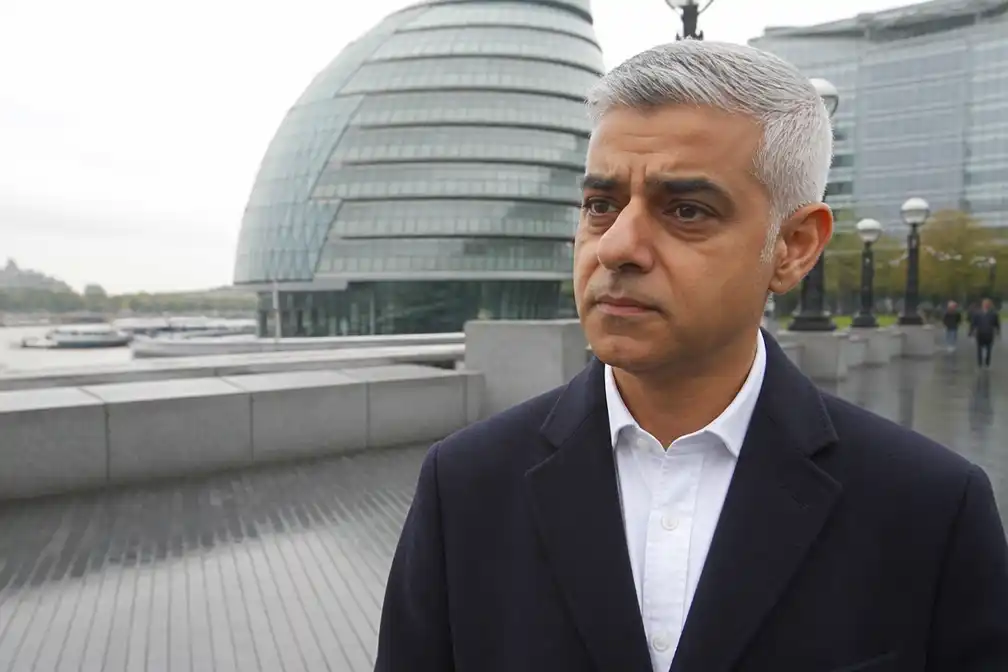 Londense burgemeester Sadiq Khan veroordeeld en beboet om onbelaste Nissan Micra