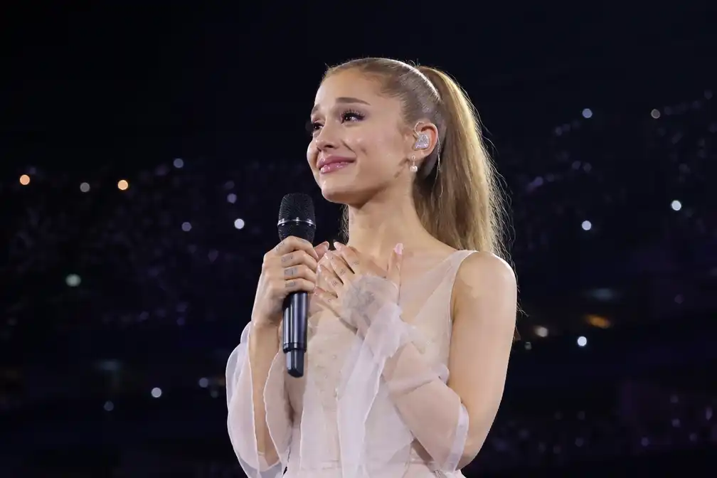 Ariana Grande neemt emotioneel afscheid tijdens laatste show Eternal Sunshine-tournee