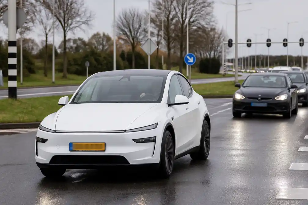 Nederland eerste in Europa met toestaan zelfrijdende Tesla's op de weg