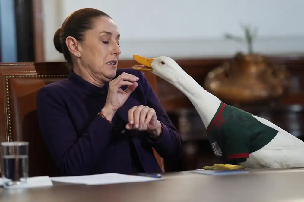 Mexicaanse president schrikt van onofficiële WK-mascotte eend