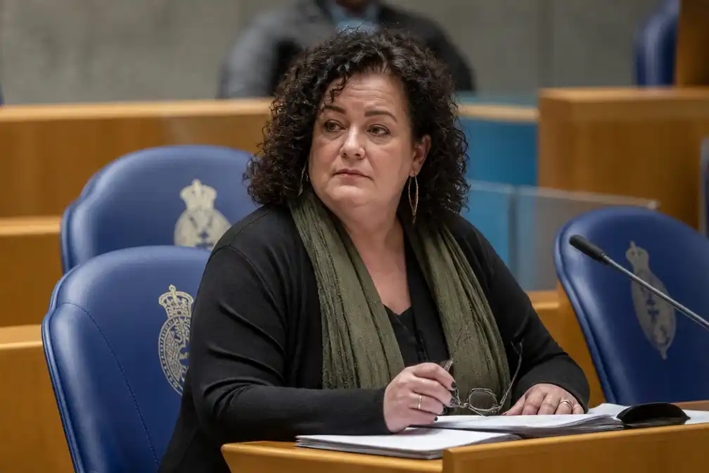 Caroline van der Plas terug in Kamer na overlijden moeder, vindt onverstuurde kaart