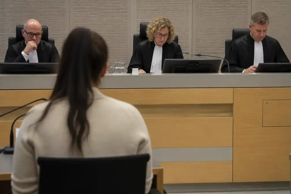 Rechtbank Amsterdam legt vrouw cel en tbs op voor doodsteken huisbaas (77)