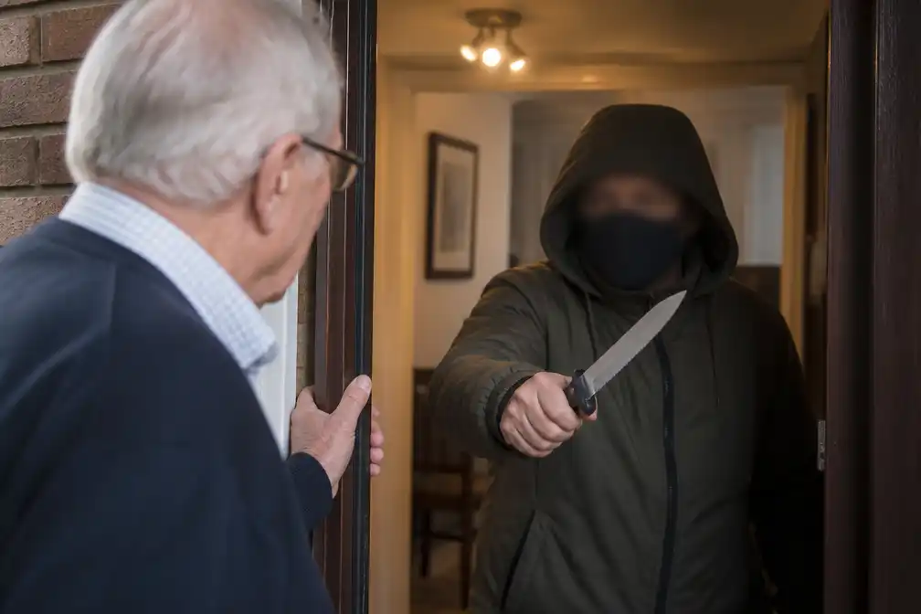 Weduwnaar (83) onder bedreiging van broodmes beroofd van sieraden overleden vrouw