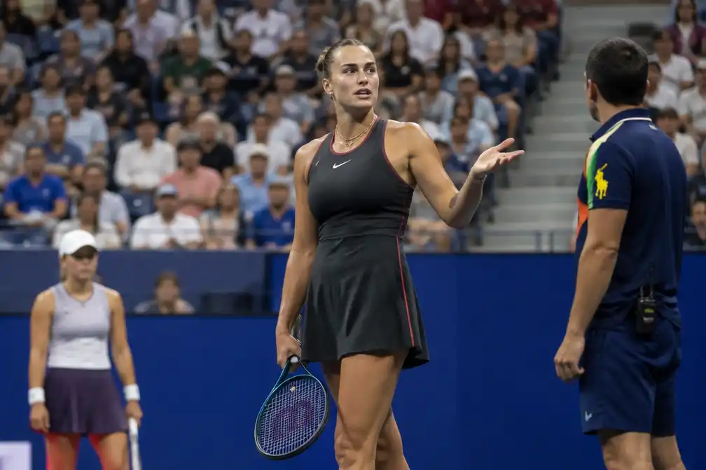 Cannabisgeur onderbreekt partij Sabalenka op US Open; ze bereikt vierde ronde