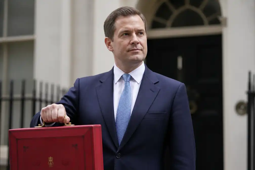 Reform UK wil belastingvrije grens naar £15.000, betaald door bezuinigingen