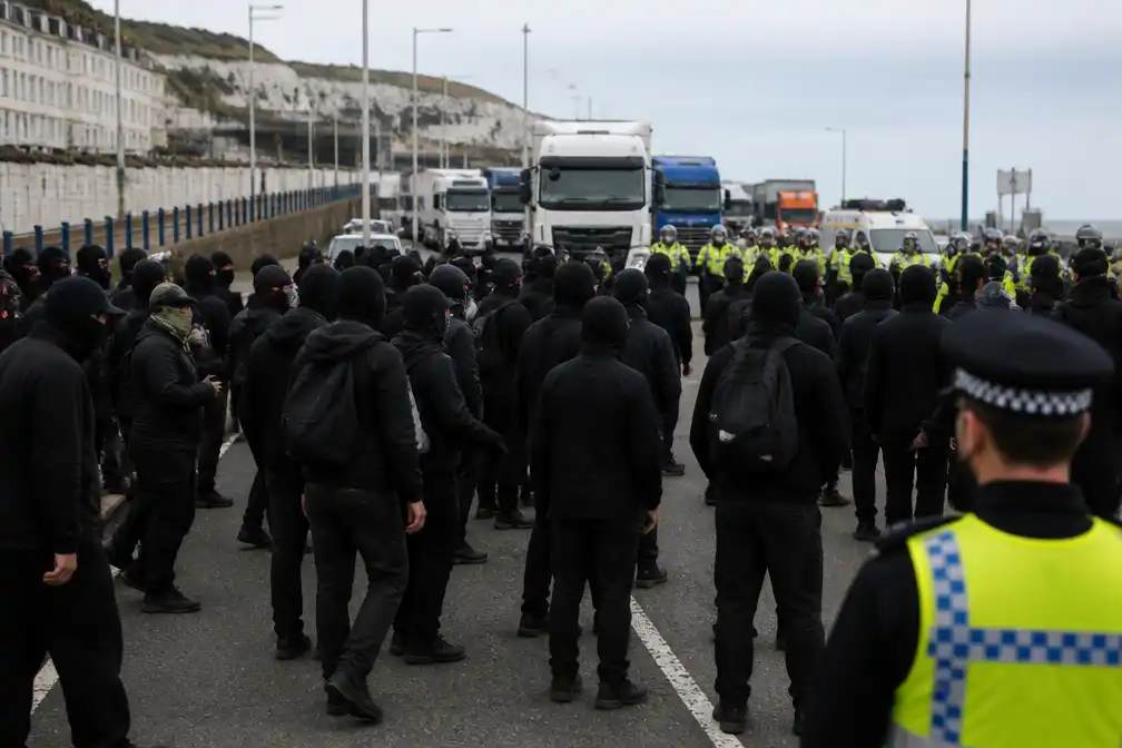 Gemaskerde demonstranten blokkeren toegang haven van Dover, politie komt ter plaatse