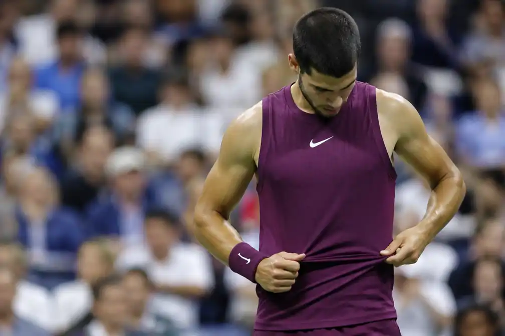 Alcaraz wint simpel op US Open, maar ‘nipplegate’ overheerst