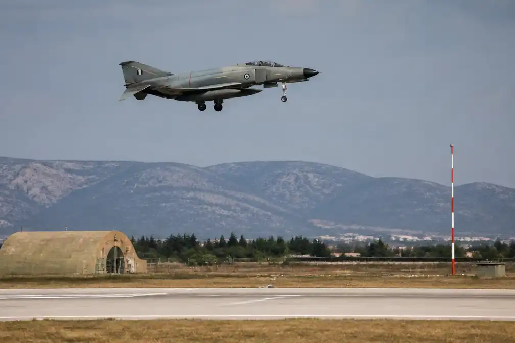 Griekse F-4 Phantom stort neer op vliegbasis Tanagra tijdens vliegshow