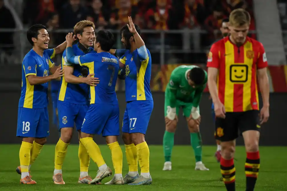 Westerlo wint met 4-0 van KV Mechelen en pakt eerste driepunter