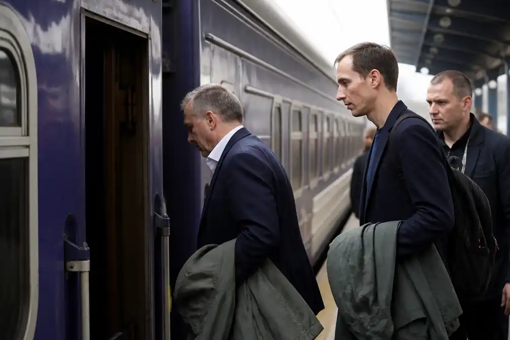 Amerikaanse gezanten Kushner en Witkoff vertrekken per trein uit Kiev na overleg met Zelensky