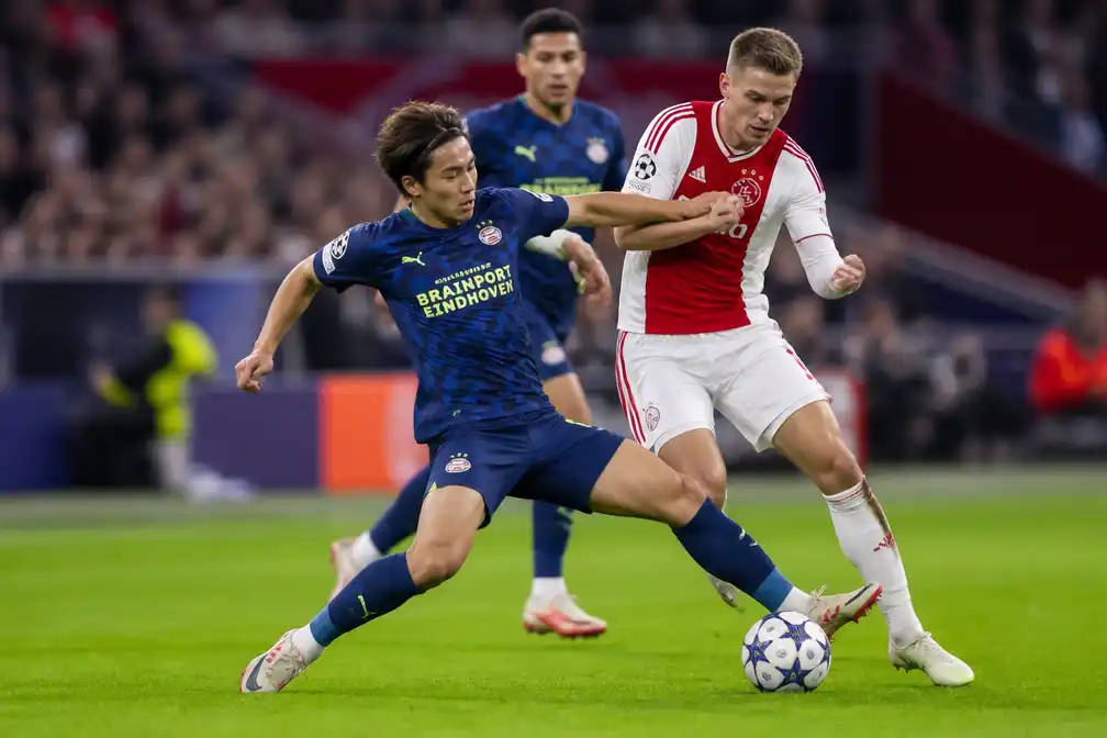 PSV wint in Amsterdam van Ajax en pakt vierde zege op rij