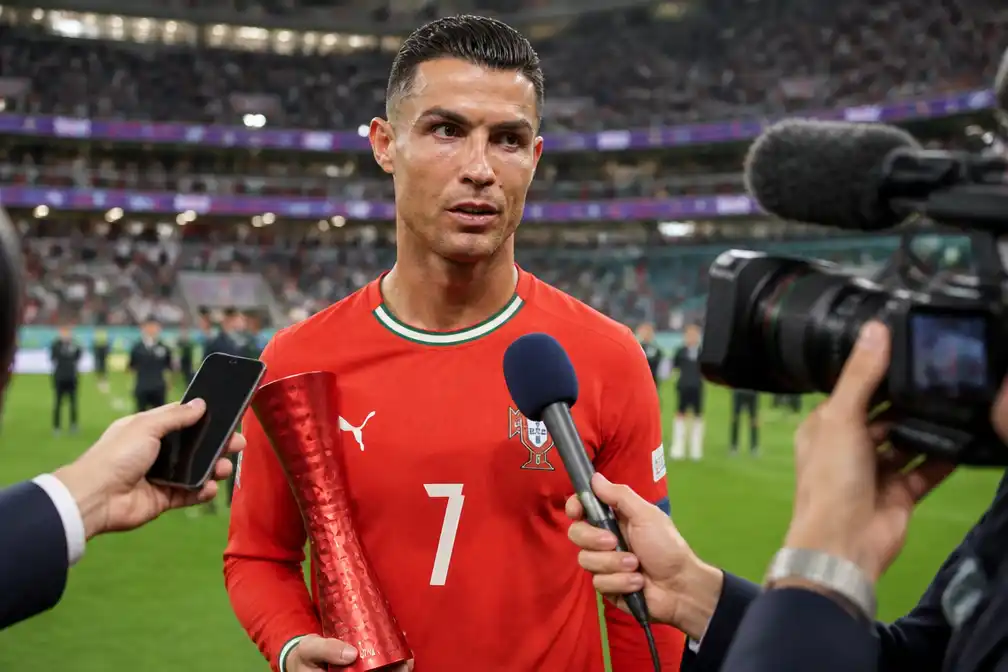 Ronaldo scoort twee keer, vestigt WK-record, weigert uitspraken over Messi