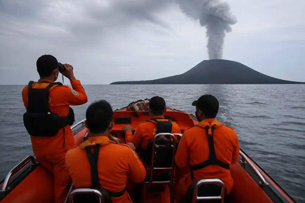 Zoekactie naar boot met vijf journalisten vermist na uitbarsting Anak Krakatau