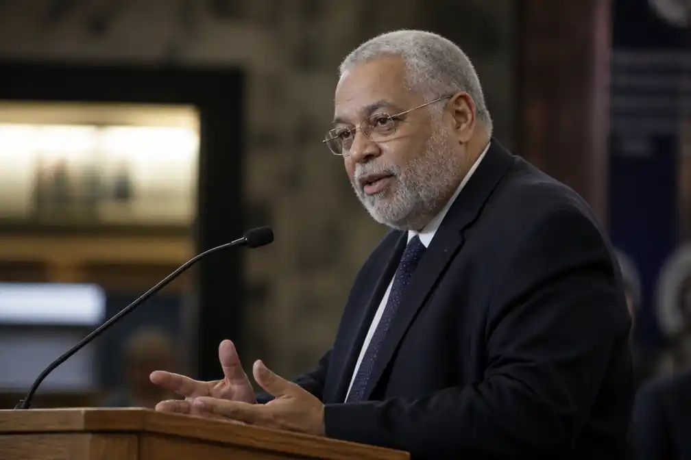 Smithsonian-secretaris Lonnie Bunch III vertrekt aan het einde van het jaar