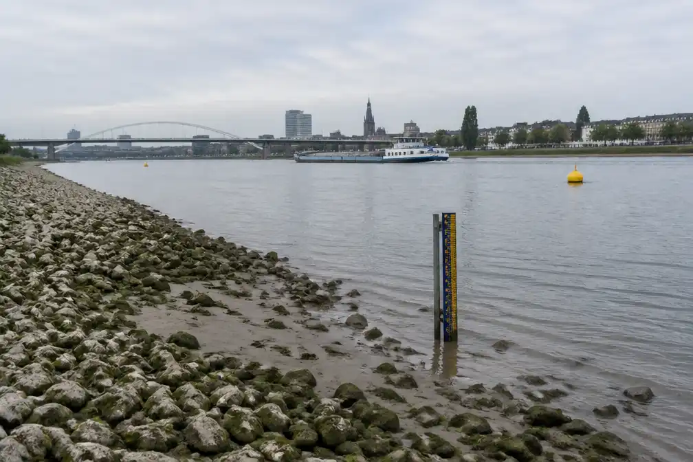 Rijkswaterstaat ziet afvoer Rijn en Maas nog niet verbeteren