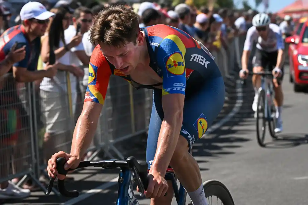 Thibau Nys komt als voorlaatste binnen in hete Vuelta-etappe na koortsnacht