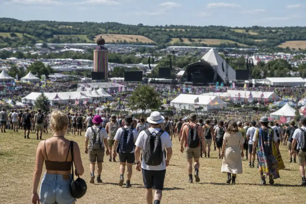 Glastonbury-kaartjes eerste keer boven £400; verkoop 2027 in oktober