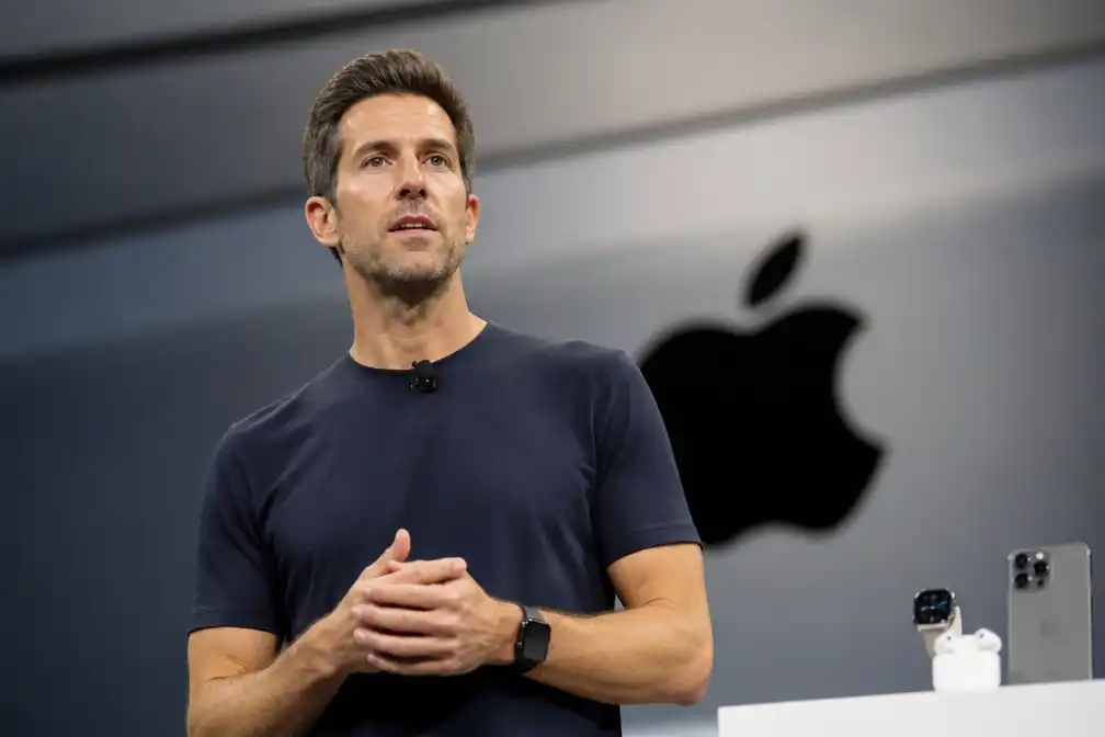 Nieuwe Apple-CEO John Ternus toont mogelijk eerste vouwbare iPhone op event