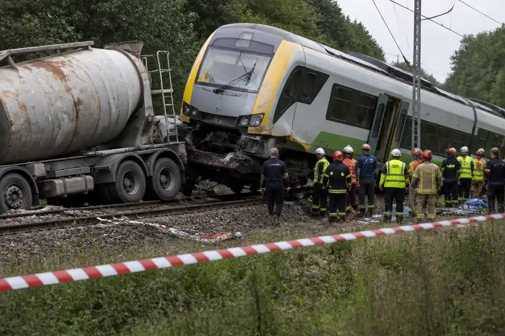 Vrouw omgekomen en 20 gewonden bij treinbotsing met cementwagen in Polen