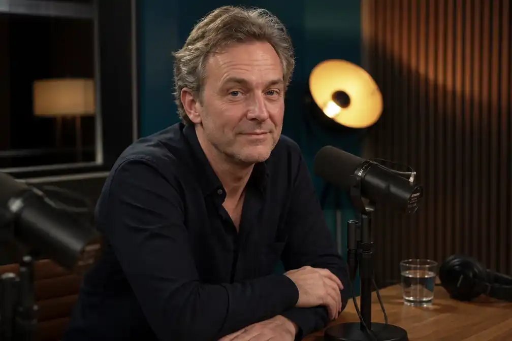 Diederik Ebbinge keert terug met Promemedia, satire op podcasts