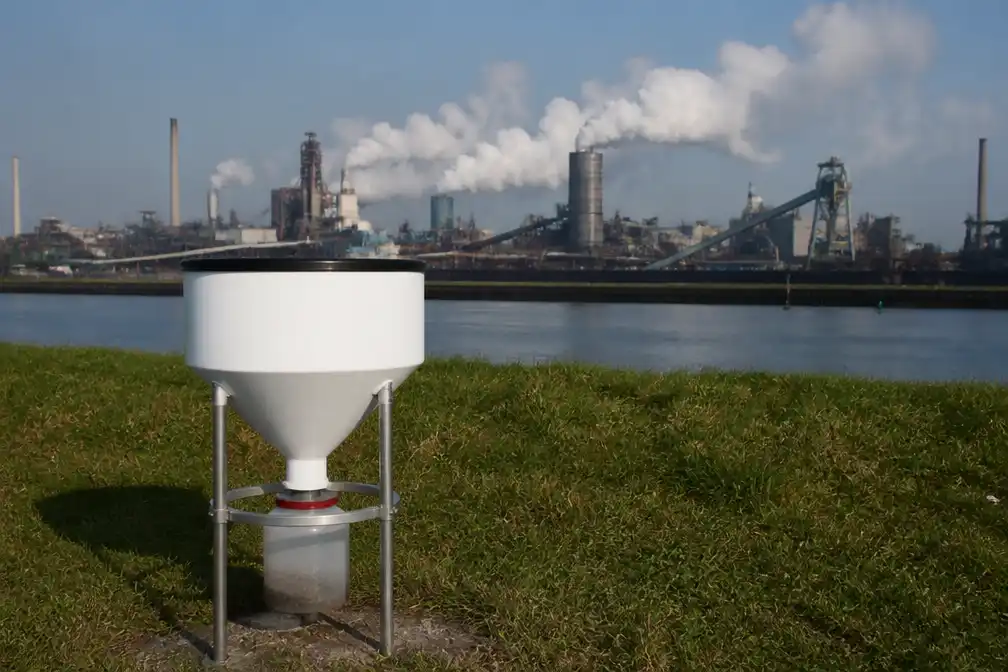 RIVM: minder vervuild neergedaald stof rond Tata Steel, bodem blijft hoog