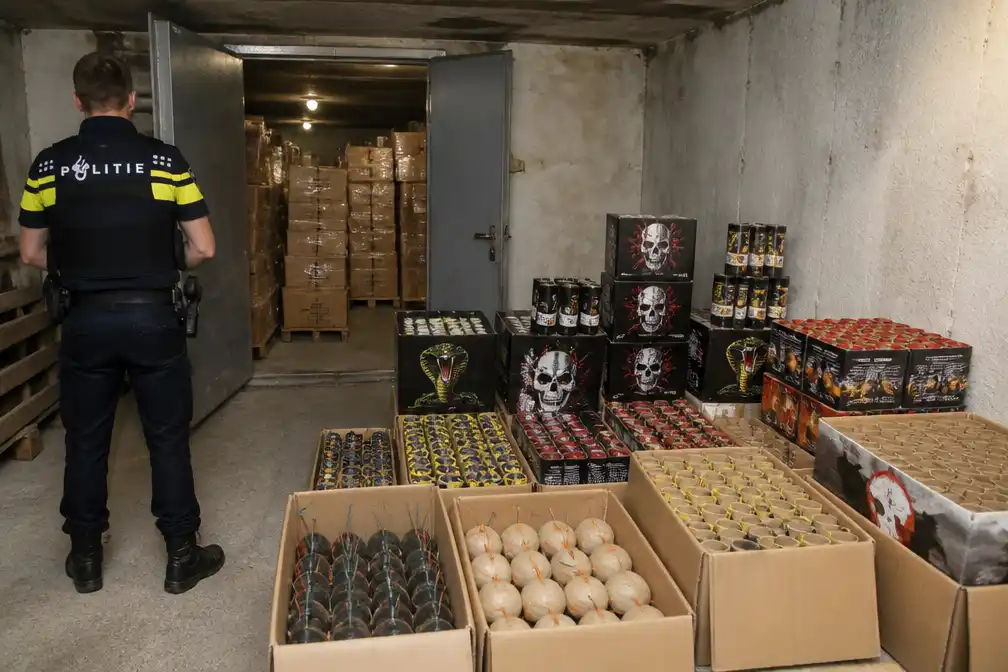 Zes mannen opgepakt na vondst 20.000 kilo illegaal vuurwerk in Duitse bunker