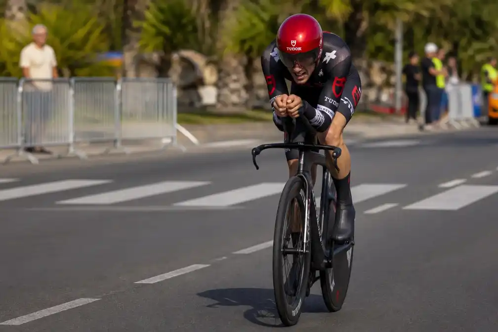 Küng wint tijdrit in Vuelta, Mas houdt Roglic op 1'37" en blijft in het rood