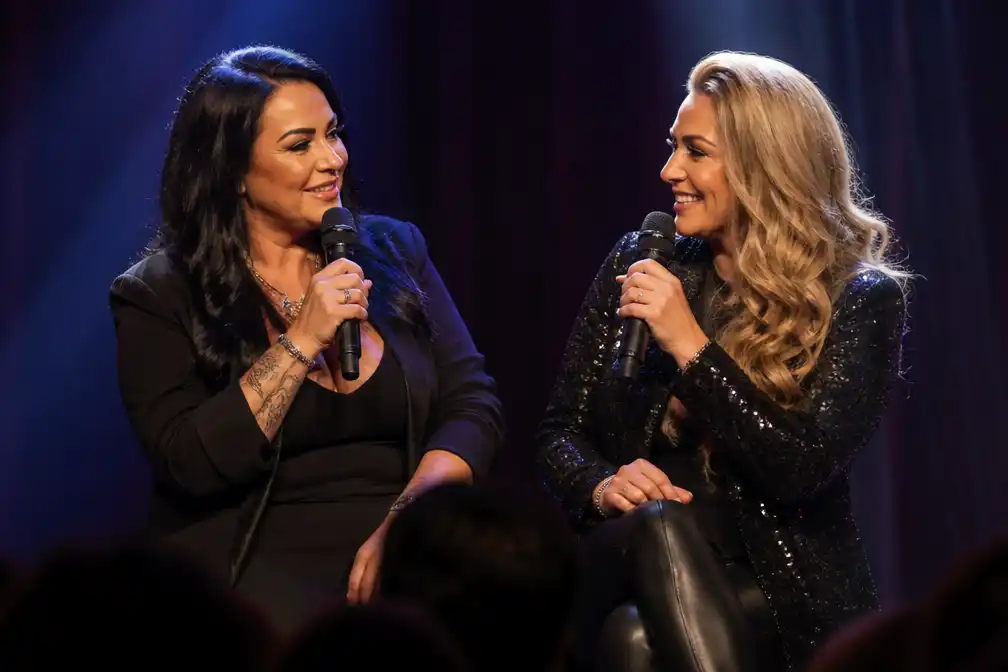 Michella Kox en Louisa Janssen weer samen op toneel na ruzies