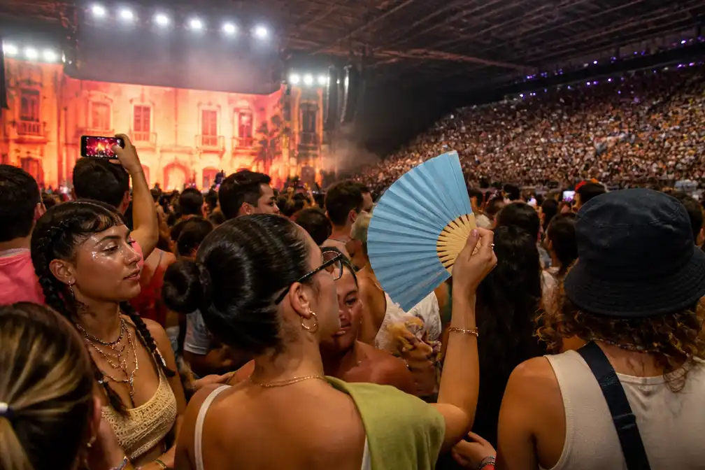 Bad Bunny-concert in bloedheet Gelredome verandert Arnhem in Latijns feestenparadijs