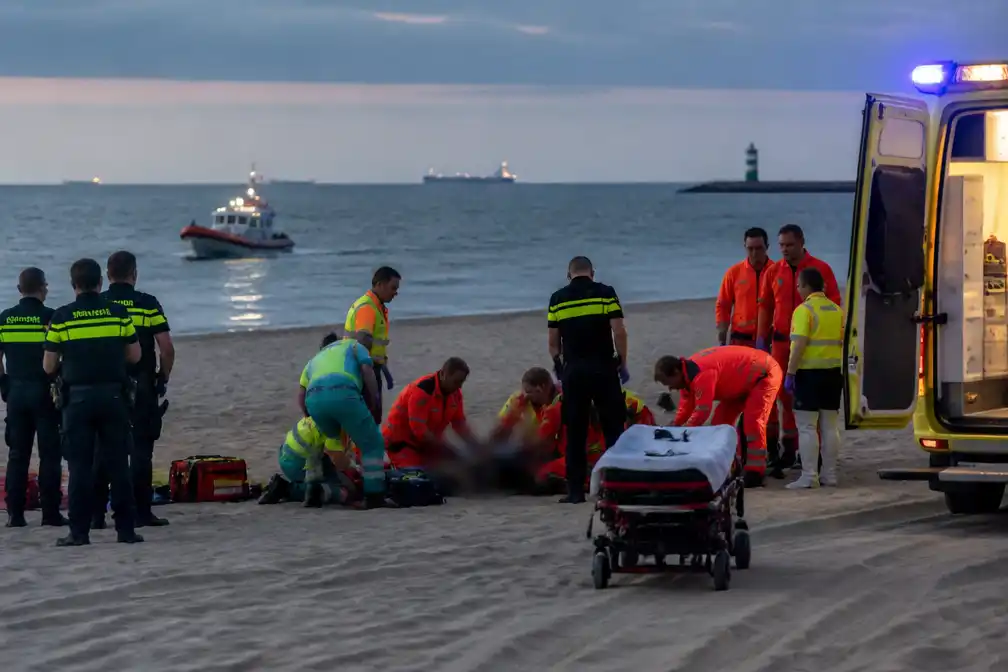 Drenkeling na twee uur zoeken gered van strand IJmuiden