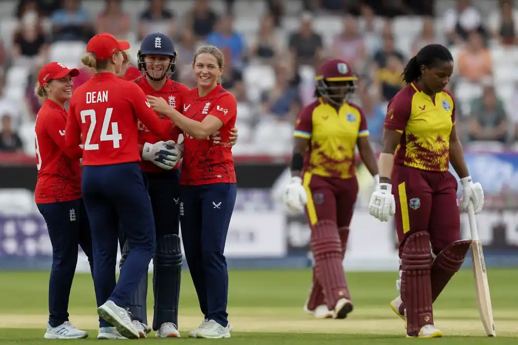 Engeland verslaat West-Indië met 38 runs en bereikt halve finale T20 World Cup