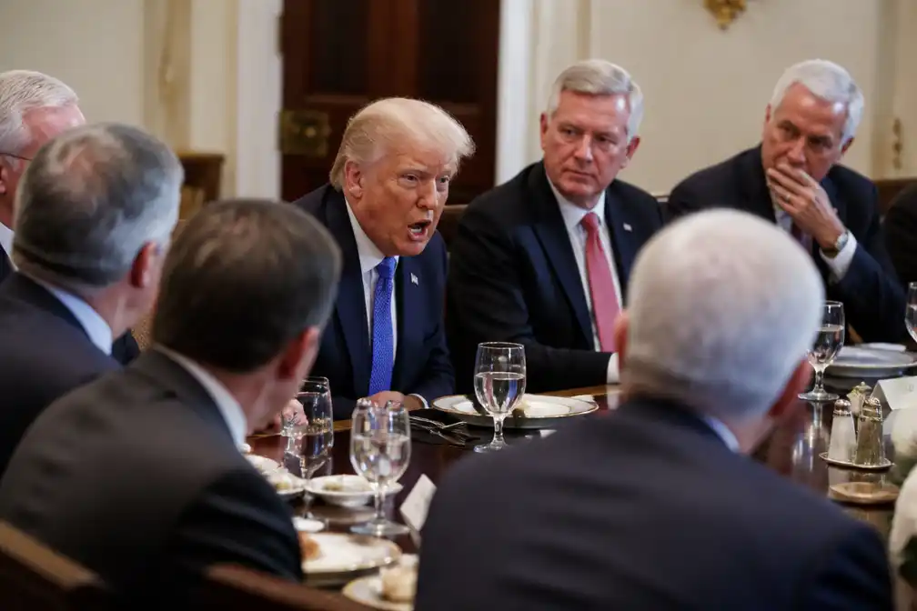 Trump botst met Republikeinse senatoren over oorlogsmacht Iran in verhitte lunch