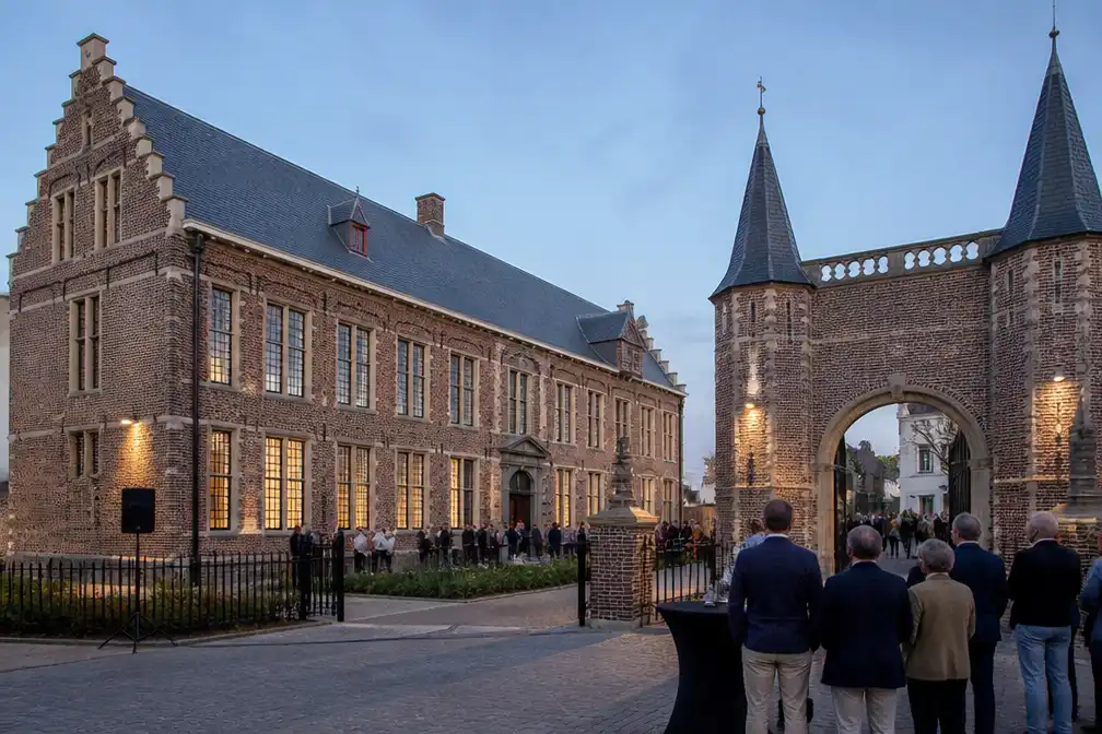 Gerestaureerd klooster uit 1492 en Westpoort in Lo ingehuldigd na twee jaar werken