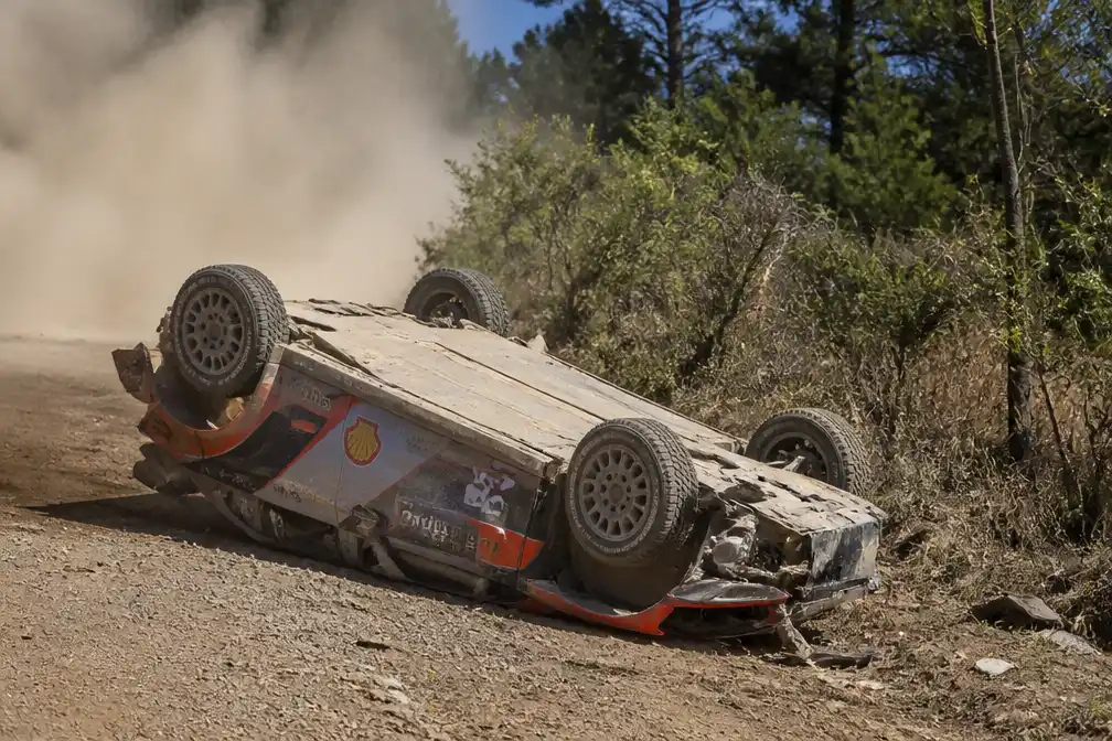 Neuville crasht vier keer en geeft op in Rally van Chili, bemanning ongedeerd
