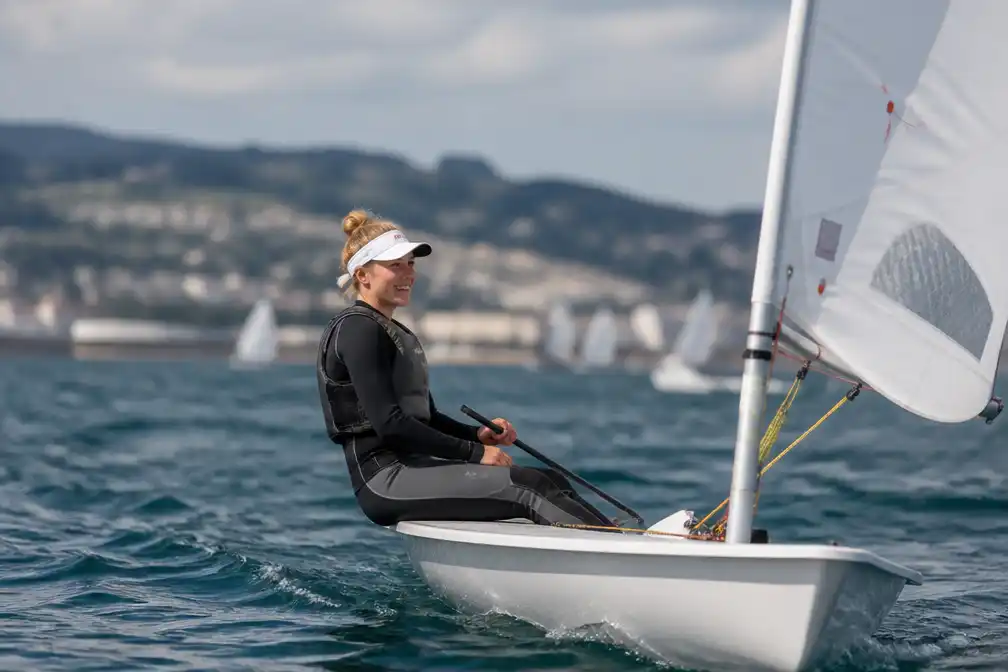 Emma Plasschaert pakt zilver in ILCA 6 op WK zeilen in Ierland, haar vijfde WK-medaille