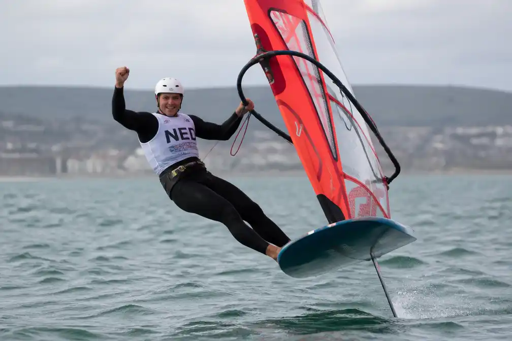 Windsurfer Luuc van Opzeeland pakt in Weymouth tweede wereldtitel iQFoil