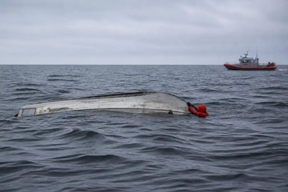 Jongen (15) gered na twee dagen op gekapseisd schip in Beringzee; broer en neef overleden
