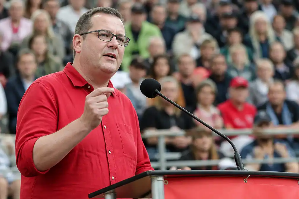 Hedebouw eist op ManiFiesta "échte miljonairstaks" en viseert Vooruit en MR