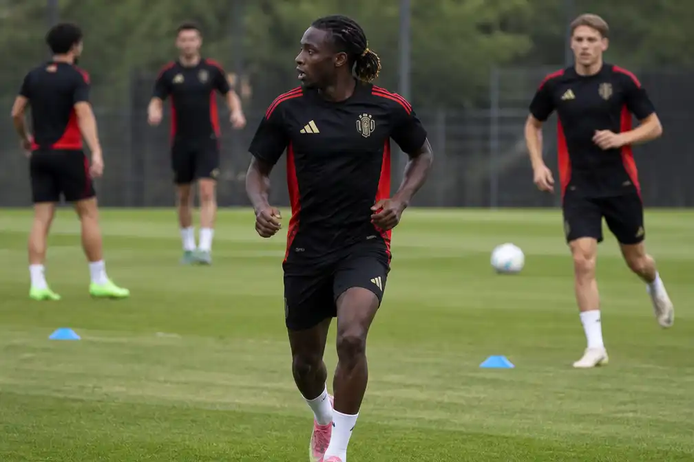 Jeremy Doku traint licht mee met Rode Duivels na geboorte zoon, fitheid voor duel Nieuw-Zeeland onzeker