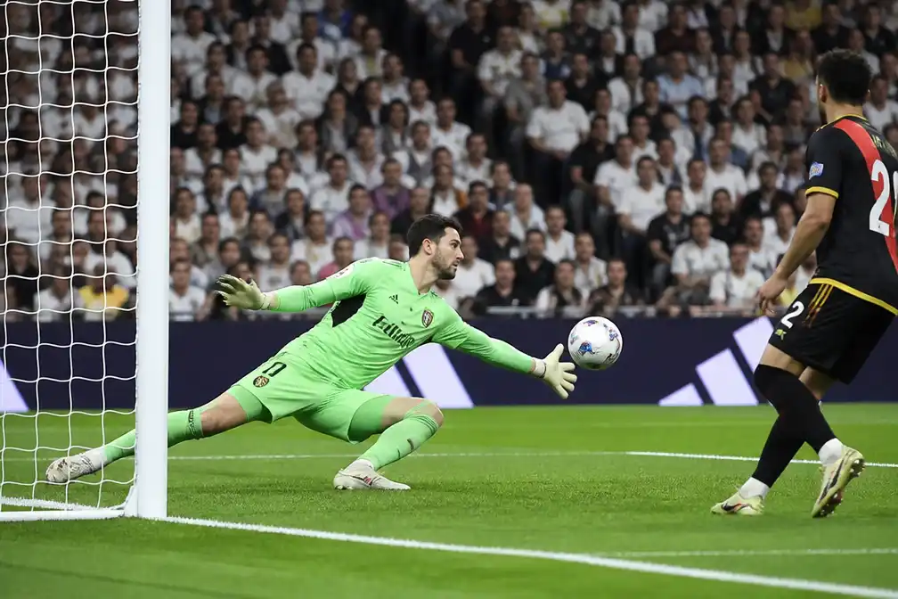 Real Madrid leidt voor rust met 3-0 tegen Rayo Vallecano, Courtois houdt nul