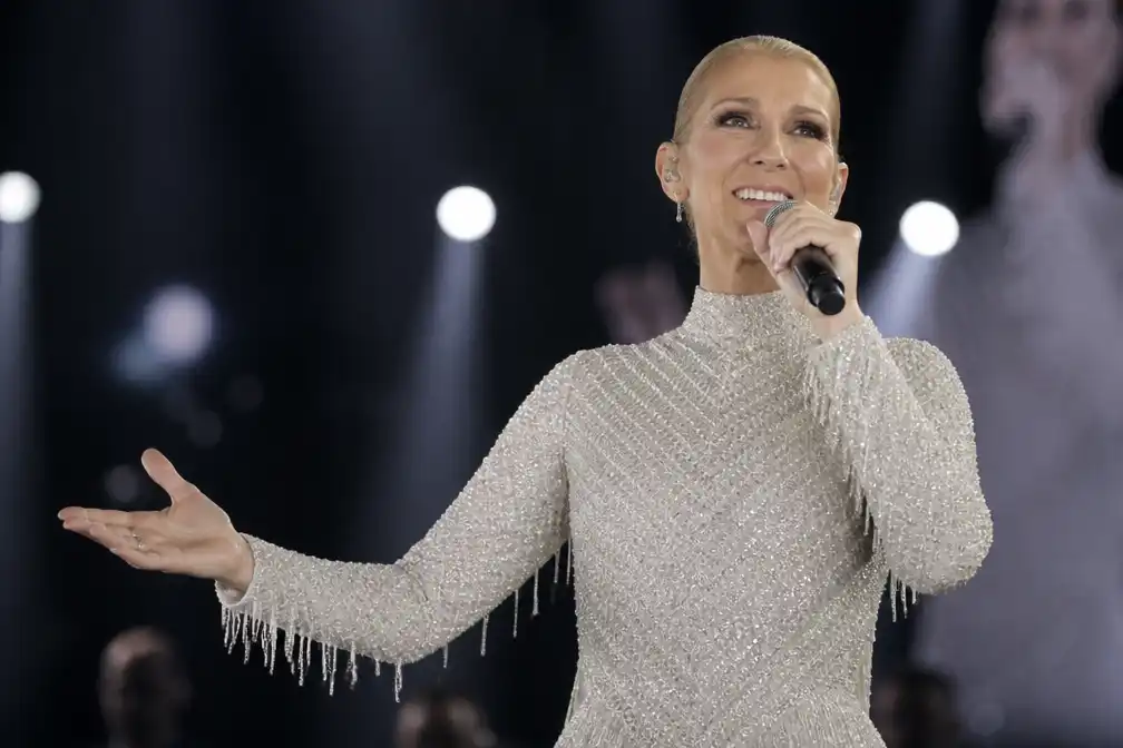 Celine Dion maakt fouten bij comebackconcert in Parijs, publiek vergeeft haar