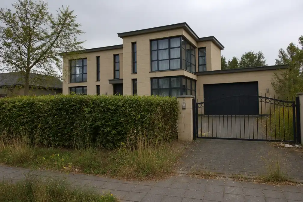Opgemaakte bedden in leegstaande villa Almere, eigenaar zit levenslang vast in Koeweit