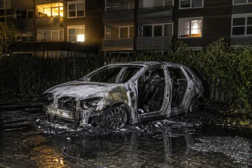 Auto uitgebrand in Glanerbrug, politie onderzoekt mogelijk brandstichting in Roermond