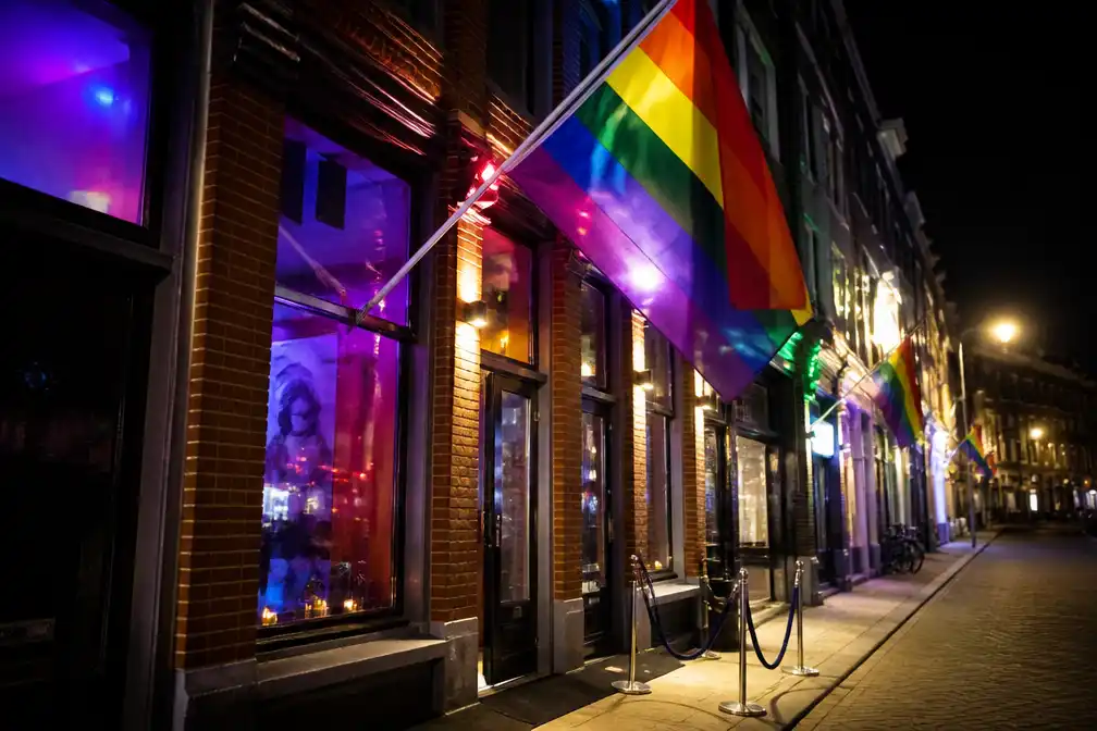 Gaybars Regenboog: insiders melden al jaren misstanden onder eigenaar Patrick