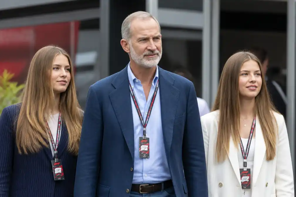 Koning Felipe VI bij Grote Prijs van Spanje in Madrid met dochters Leonor en Sofía