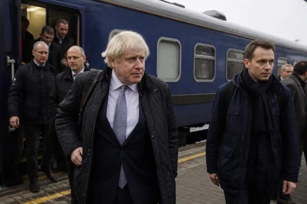 Rusland valt aan nabij Poolse grens, trein met Boris Johnson geëvacueerd
