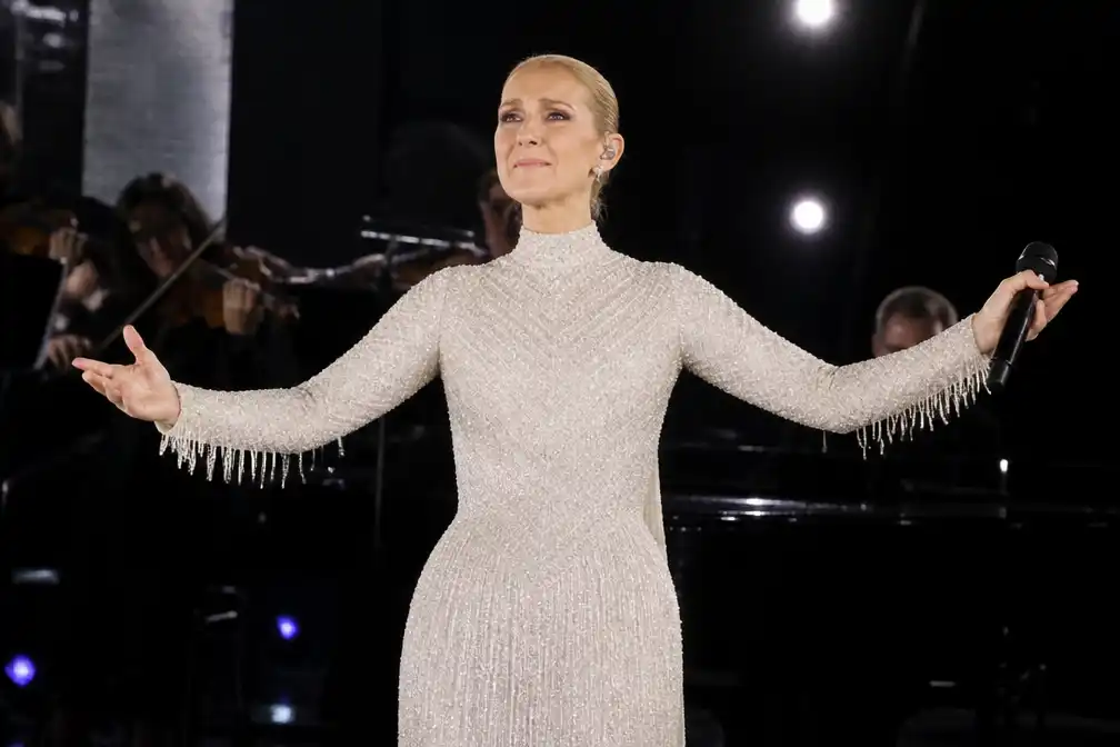 Céline Dion trapt comebackconcertreeks in Parijs af met stemgerichte show