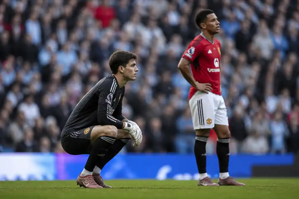 Manchester United komt amper tot kansen tegen tienkoppig Manchester City