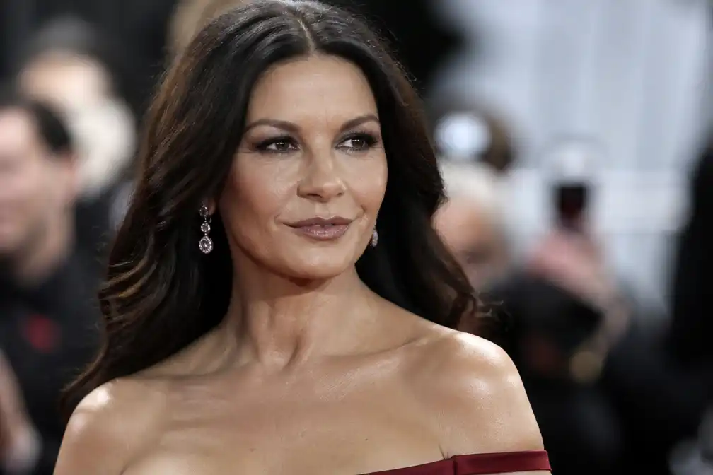 Catherine Zeta-Jones hekelt term 'nepo-baby' in interview met The Times