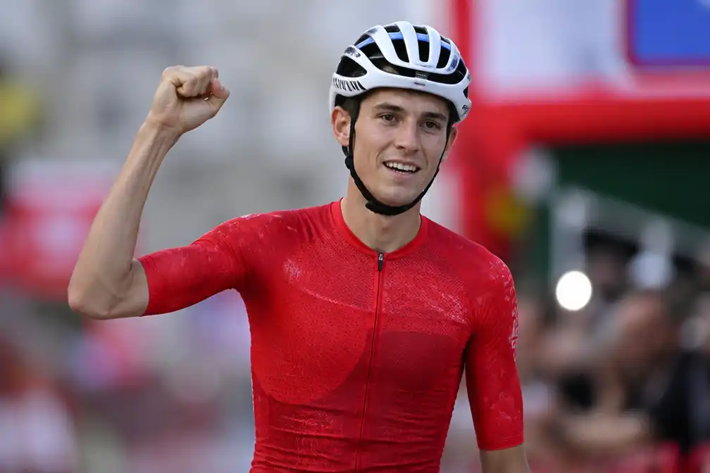 Enric Mas wint Vuelta a España en groeit uit tot nieuwe koning van Spanje